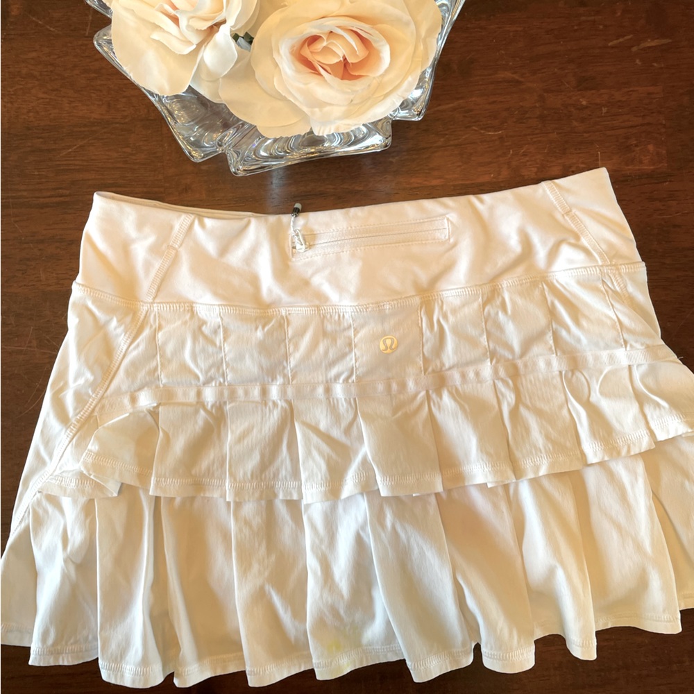 Lululemon White Ruffle Back Shorts Size 6